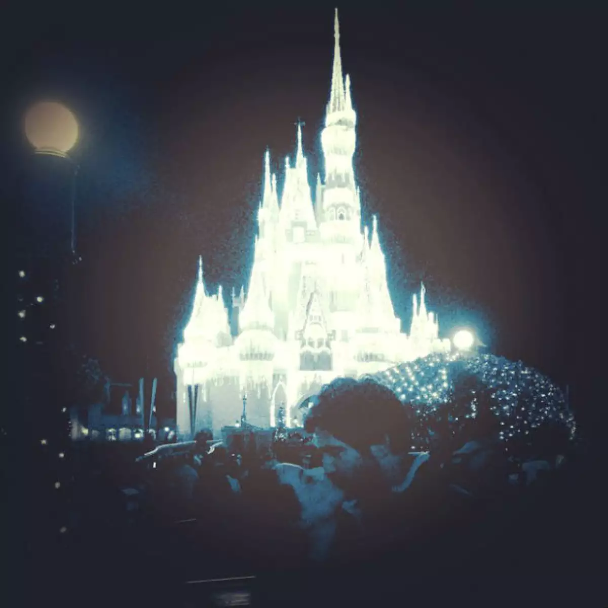 Un beso de cuento es el que comparten Claudia y Eamonn desde Disney.