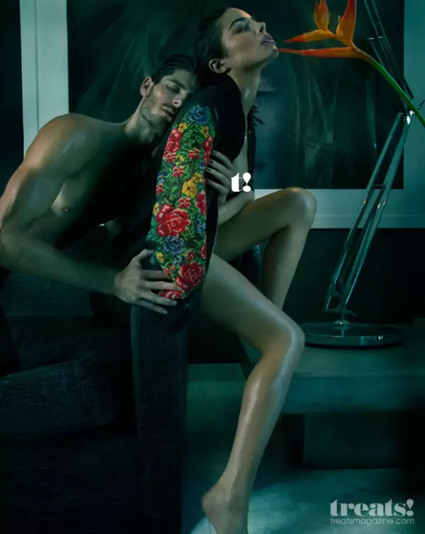 La modelo posa junto con Adam Nicklas en las fotos.