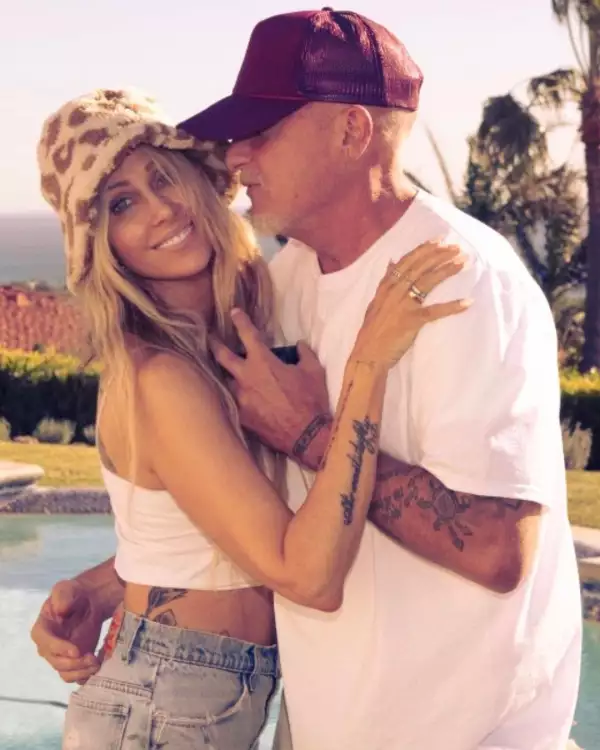 Tish Cyrus la mamá de Miley Cyrus se compromete con Dominic Purcell