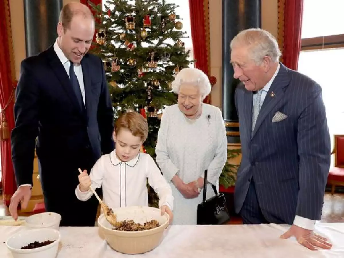 Príncipe William, príncipe George, Isabel II y príncipe Carlos