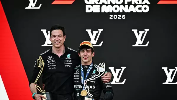 El piloto italiano del ganador de Mercedes, Kimi Antonelli (R), celebra con el director del equipo austriaco de Mercedes y CEO, Toto Wolff, quien ganó el trofeo del constructor, en el podio después de competir en el Gran Premio de Fórmula 1 de Mónaco en el circuito callejero de Mónaco en Mónaco, antes del, el 7 de junio de 2026.