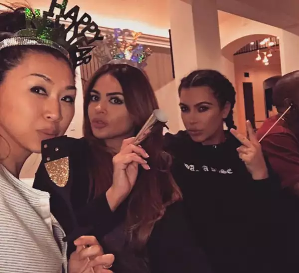 A lo lejos en la foto también aparece Kanye.