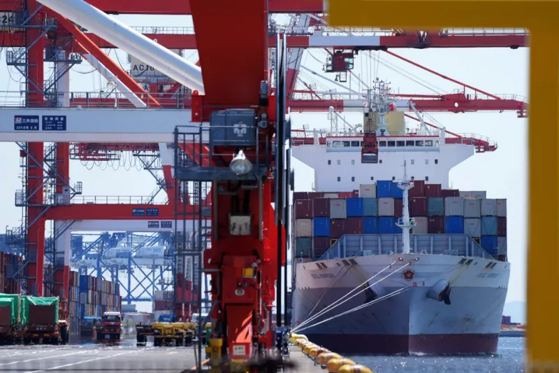 Se ve un buque de carga en la terminal de carga internacional del puerto de Tokio el 9 de abril de 2025. El presidente de los Estados Unidos, Donald Trump, ordenó la reimposición de aranceles a docenas de socios comerciales el 31 de julio de 2025, su estrategia de piedra angular para reodear el comercio global en beneficio de la economía estadounidense. Sin embargo, en un pequeño aplago, la Casa Blanca dijo que las medidas entrarán en vigor en una semana, no el 1 de agosto como se esperaba anteriormente.