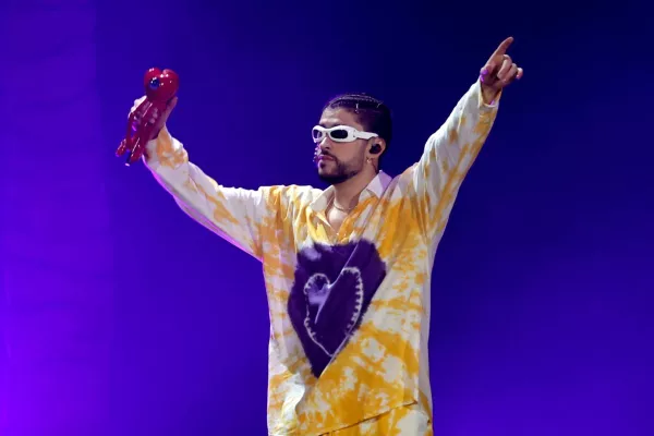 Bad Bunny da concierto gratuito en el techo de una gasolinera en Puerto Rico