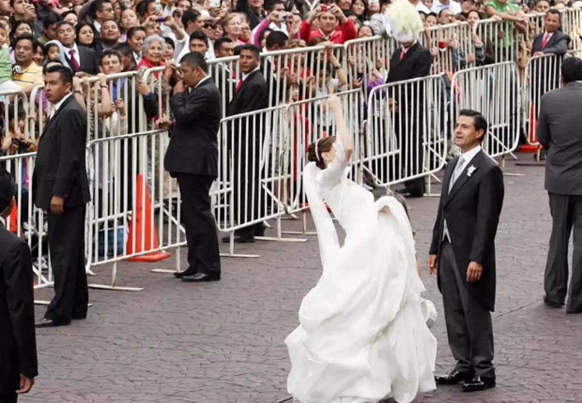 Angélica Rivera lanzó el ramo a la salida de la Catedral de Toluca.