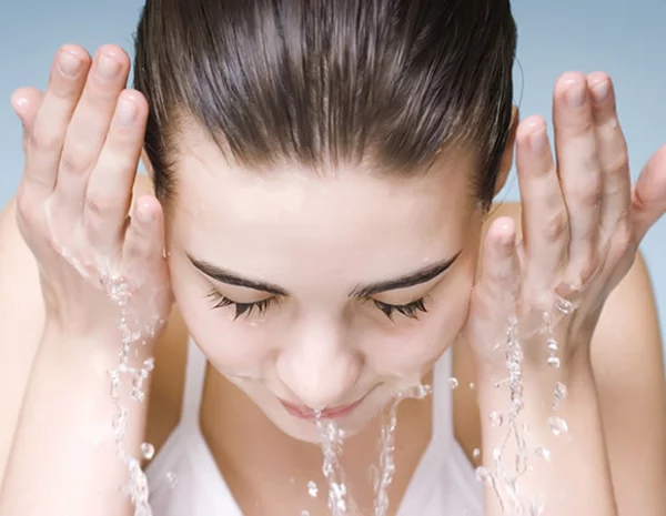 Lava tu cara y tu cuerpo con jabones más cremosos que contengan hidratantes para la piel.
