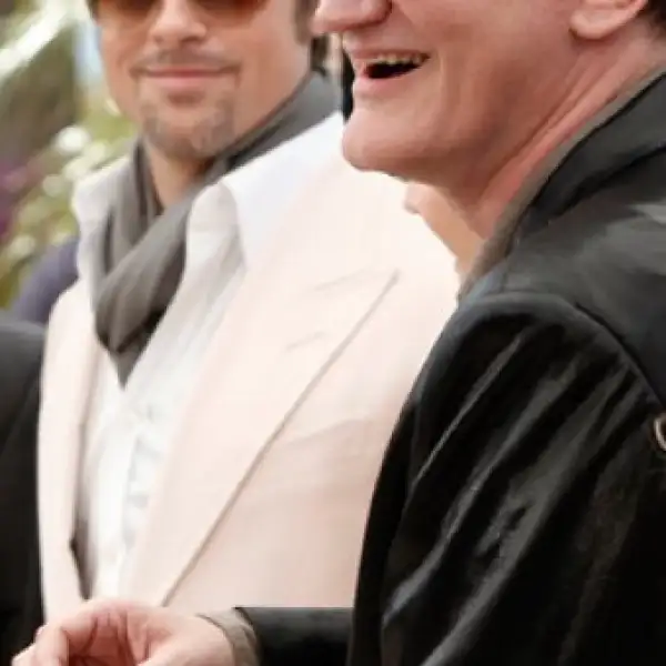 A pesar de eso, a Pitt se le vio muy relajado, acompañado por el director de la cinta, Quentin Tarantino, a quien se le vio muy sonriente y bromista.