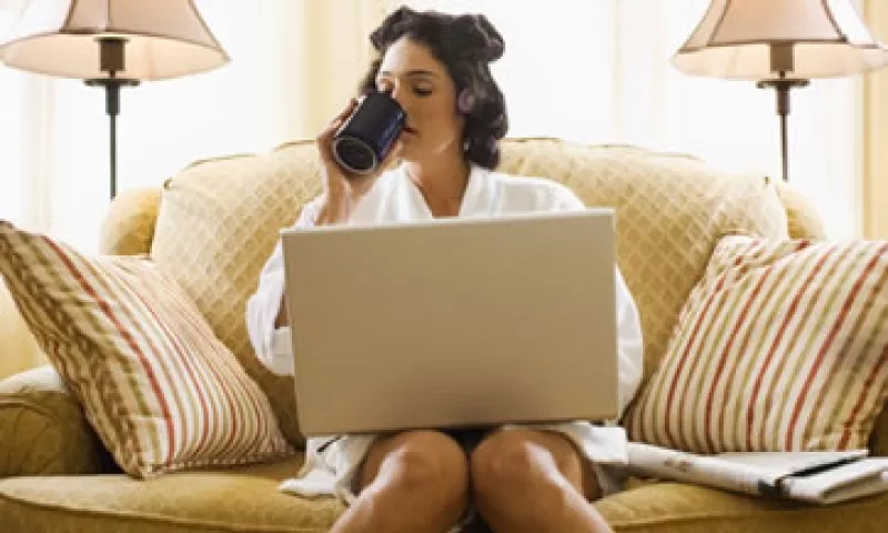 Laborar desde casa también tiene desventajas: los empleados terminan trabajando más horas que en una oficina y se debe ser más organizado para no tener distracciones. (Foto: Thinkstock)