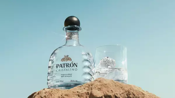 Imagen de la botella de Tequila Patrón Cristalino que destaca por su hermoso diseño.