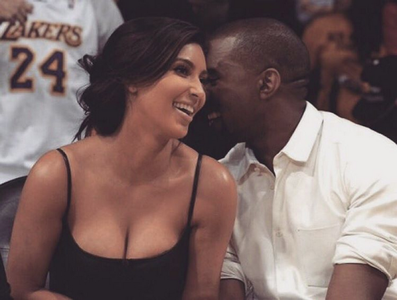 La pareja vive con sus niños en casa de Kris Jenner mientras terminan de contruir su casa.