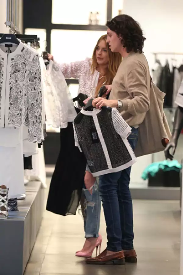 Quien al final la acompañó a su hotel ha estado varios días con ella en Milán, incluso fueron de compras juntos, haciendo notar que son muy amigos.