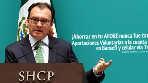 El anuncio trascendió horas antes de que el presidente dé un mensaje a medios, donde se prevé que anuncie cambios en el gabinete.