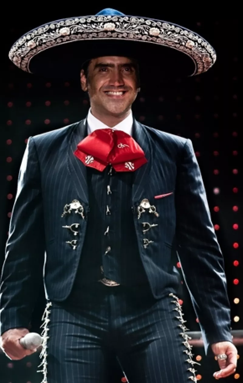 El cantante recibió aplausos, ropa interior y gritos por parte de sus seguidoras que asistieron al Palenque de Fiestas de Octubre.