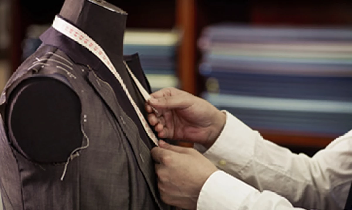 Elije la tela correcta para tu traje, una lana S100 es la indicada para usar en verano. (Foto: Getty Images)