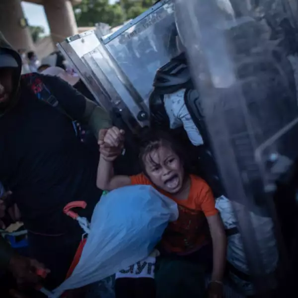 La caravana que partió esta mañana de Tapachula con dirección a la Ciudad de México se encontró de frente con un retén de elementos de la Guardia Nacional que bloqueaban su paso