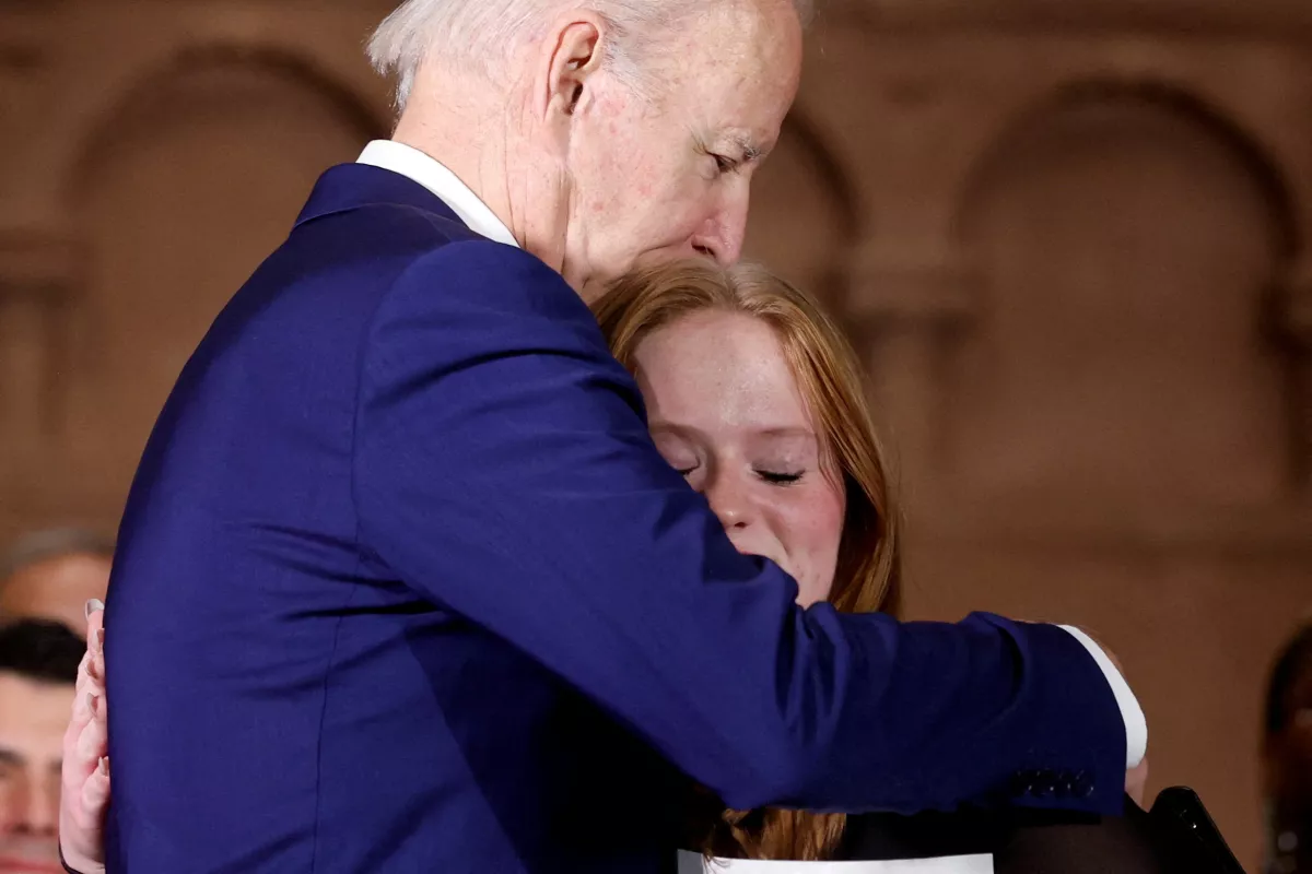 El presidente de los Estados Unidos, Joe Biden, abraza a Jackie Hegarty, sobreviviente del tiroteo en la escuela Sandy Hook, durante la Décima Vigilia Nacional Anual para todas las víctimas de la violencia armada en Washington, Estados Unidos, el 7 de diciembre de 2022.