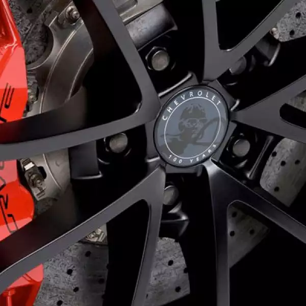 El único color con el que se comercializará el modelo será el negro satinado, con detalles rojos en los rines.