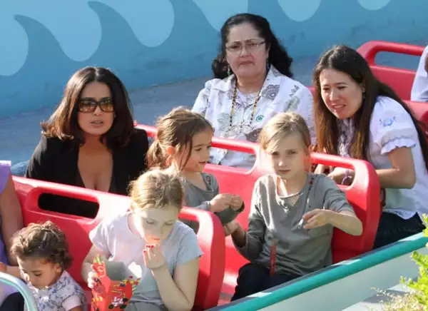 Durante el juego de `It´s a small world´ Valentina sacó las manos en algunas ocasiones. Aquí con su hermanastra Mathilda, y su abuela atrás.