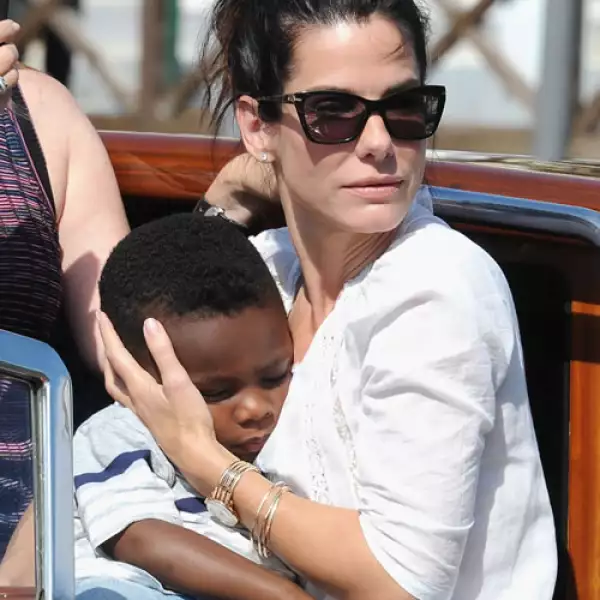 Tras el escándalo sobre la infidelidad de su marido, Sandra Bullock inició los trámites de adopción para su hijo Louis, quien llegó justo después de que el proceso legal de separación terminara.