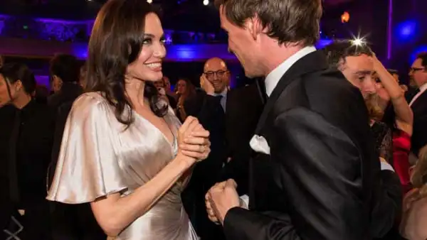 Angelina asistió al evento sin su esposo, Brad Pitt, pero no por ello estuvo mal acompañada, pues durante la noche estuvo platicando con el actor Eddie Redmayne.