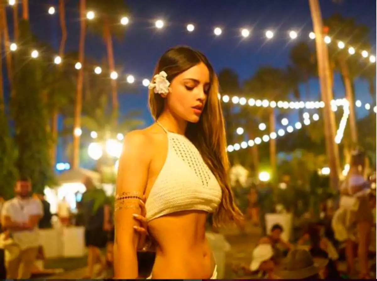 La mexicana compartió en Instagram una foto en la que la vemos lucir su sexy figura en un top de crochet durante el festival celebrado en Indio, California.