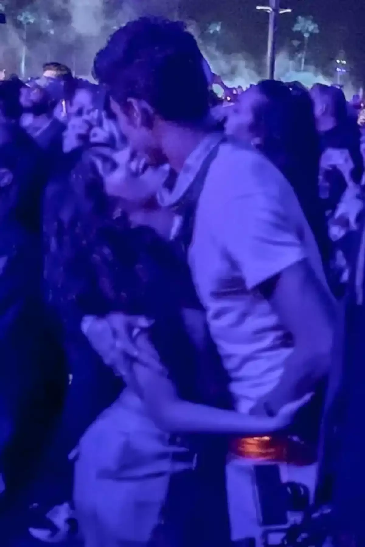 Camila Cabello y Shawn Mendes se besan
