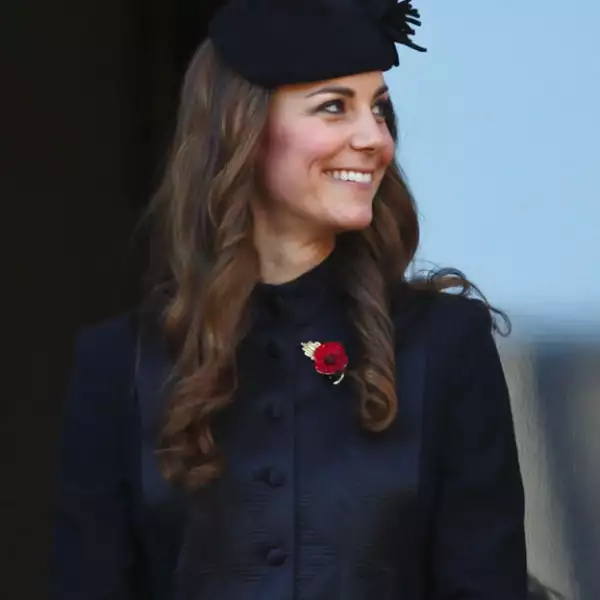 Para algunos eventos, le gusta darle un toque diferente a su pelo lacio con algunos ondulados desde la mitad del pelo hasta las puntas.