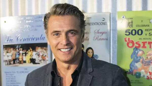 Develacion de Placa por las 350 representaciones de la obra Los Locos Suarez, Telon de Asfalto.