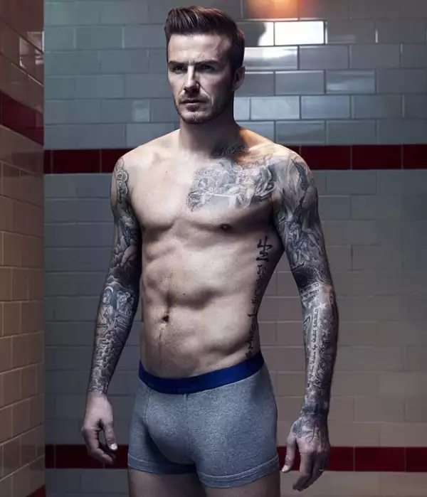 David Beckham ya tiene en total 32 tatuajes en el cuerpo. Aqui durante la nueva campaña de H&M.