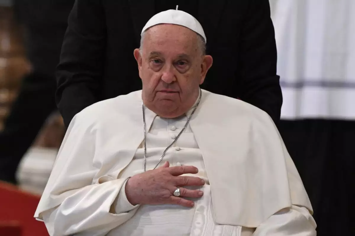 El Papa Francisco se va al final de una misa para el Día Mundial de los Pobres en la basílica de San Pedro en el Vaticano, el 17 de noviembre de 2024.