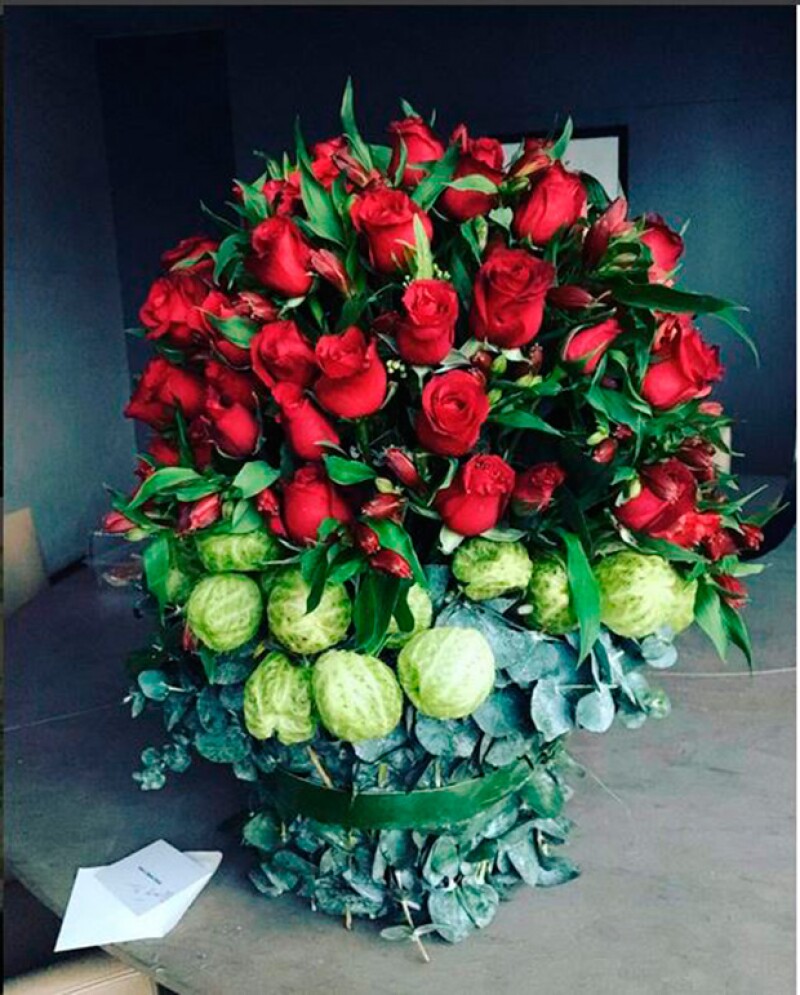 Uno de los regalos de Eva fue este arreglo de rosas.