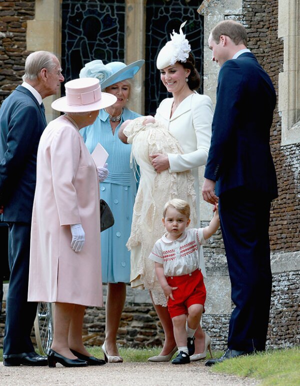 A su llegada, ya los esperaban la reina Isabel II, el príncipe Henry y Camila Parker Bowles.