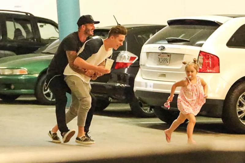 El ex futbolista fue visto divirtiéndose con Brooklyn y Harper tras comer juntos en West Hollywood.