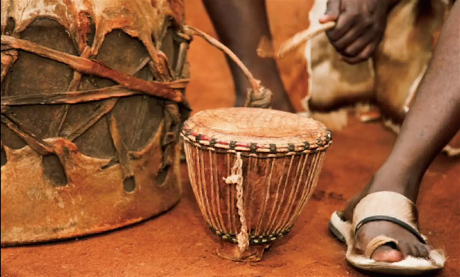También conocidos como “San”, son cazadores y músicos que honran la naturaleza a través de sus tambores.