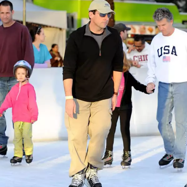 Steve Carell patinando sobre hielo en Woodland Hills, California.