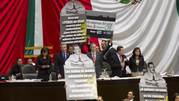 Los diputados de la izquierda tomaron por unos instantes la tribuna del recinto de San Lázaro durante la votación en lo general del dictamen de la Ley de Hidrocarburos.