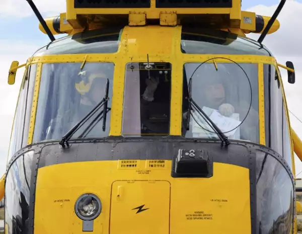 El miembro de la realeza fue captado piloteando un helicóptero Sea King.