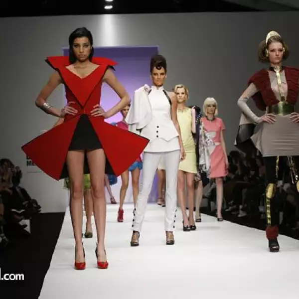 Pasarela Beca Pierre Cardin Mercedes