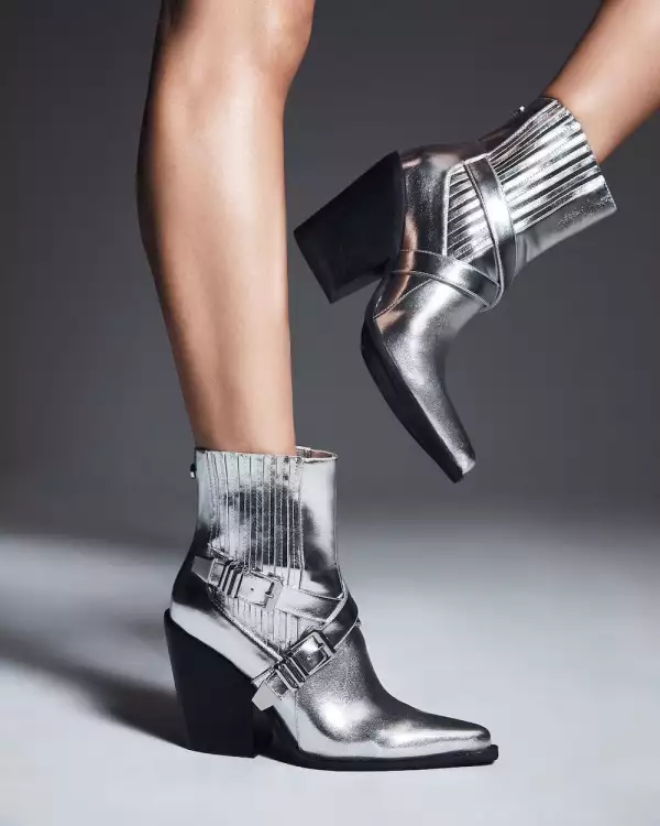 botines-plateados-estilo-cowboy.jpg