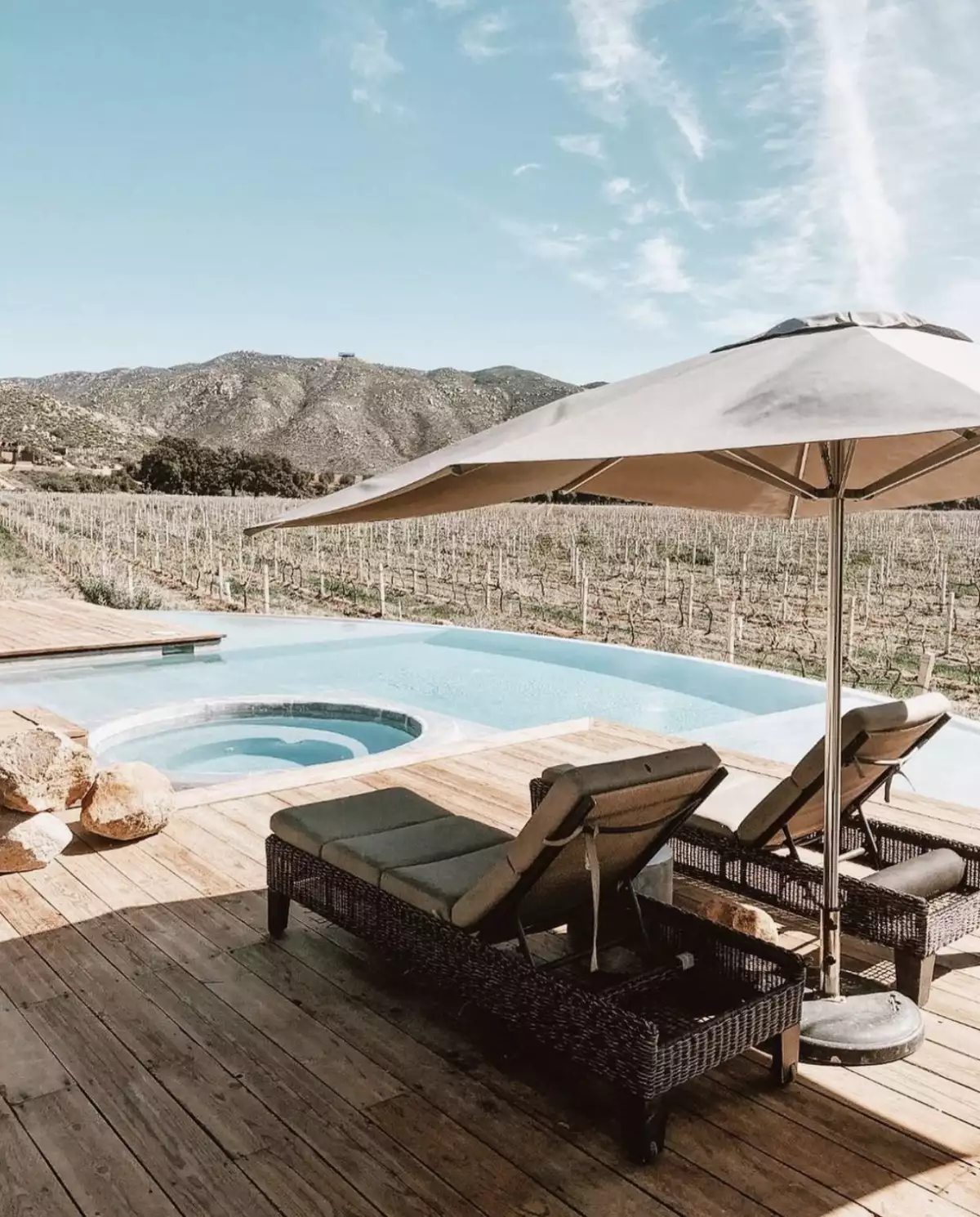 Alberca y tumbonas con vista a la montaña