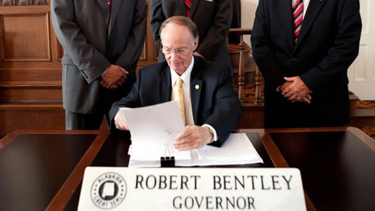 El gobernador de Alabama firma una dura ley contra inmigrantes