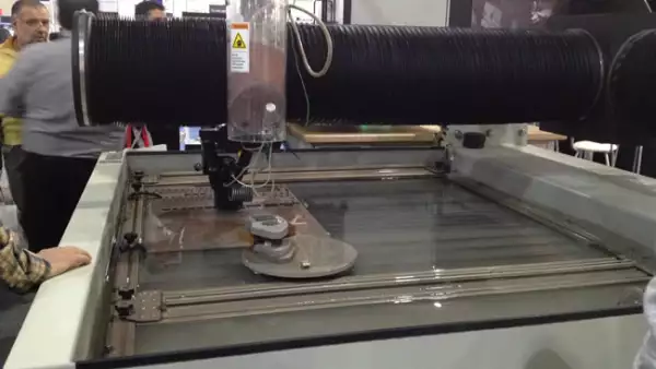 Omax Waterjets les mostr� el desempe�o de una cortadora que funciona con base agua