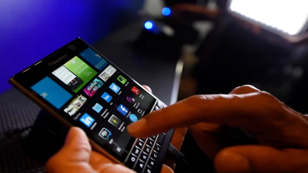 Los usuarios pueden escribir en el teclado del Passport para introducir texto, o deslizar el dedo suavemente por la pantalla para navegar a través del teléfono.