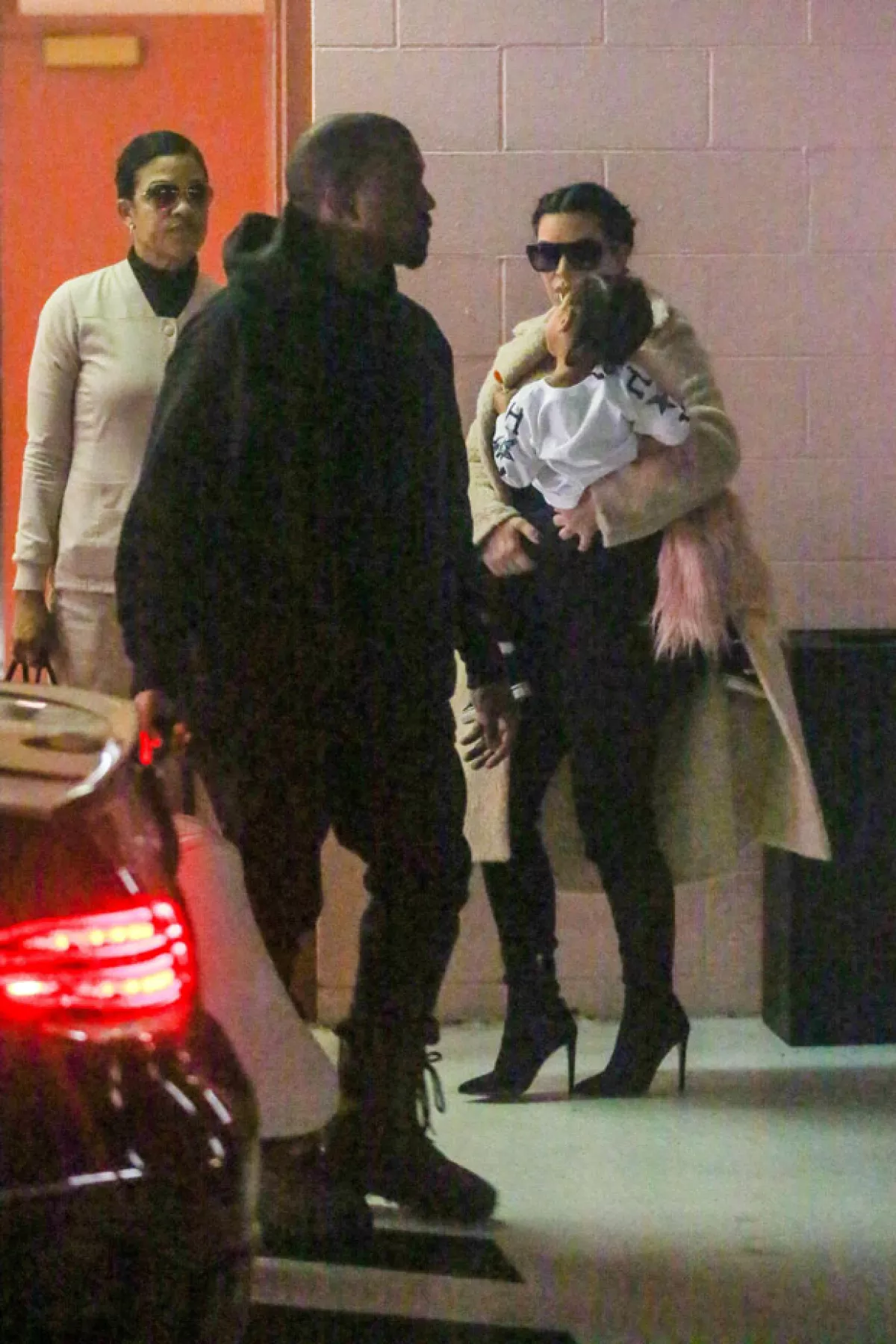 Toda la familia West Kardashian salió al primer check up de Saint.