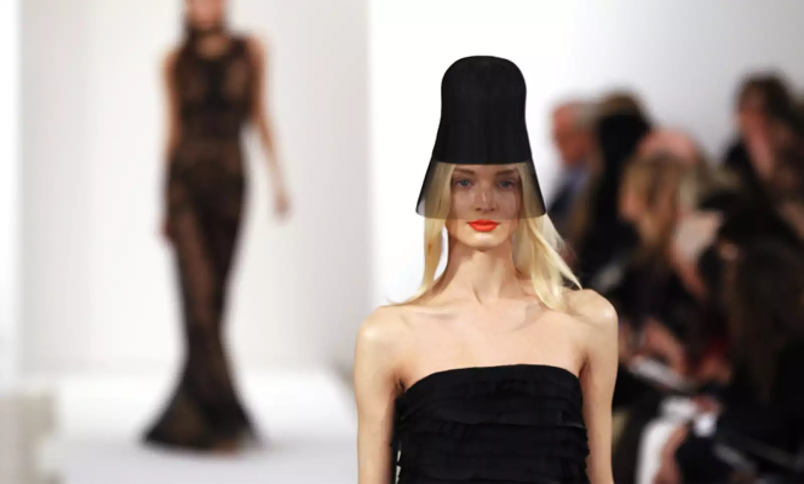 Los colores oscuros permiten que las prendas se conserven en las colecciones personales durante más tiempo. Diseños de Oscar de la Renta.