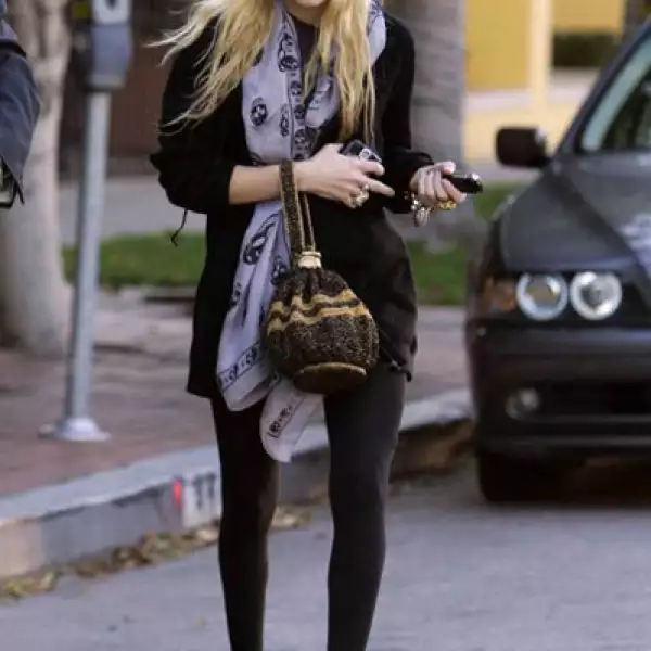 De igual manera, Mary Kate Olsen apuesta por una fedora para reflejar un estilo `grunge´.