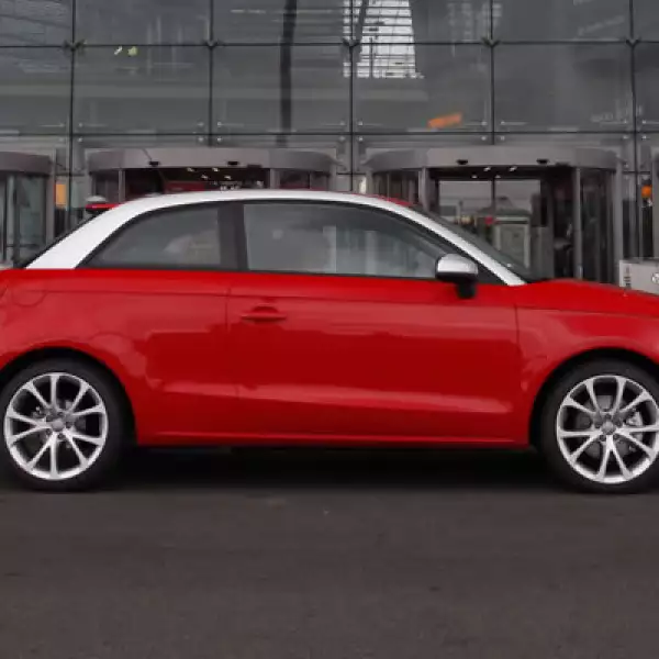 En el interior tiene una pantalla retráctil de 6.5 pulgadas que permite controlar todas las funciones como el sistema de navegación con vista en 3D y posibilidad de visualizar las vistas de Google Earth.