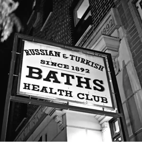 Uno de los locales más antiguos de la zona es el club de baños Russian & Turkish Baths creado desde 1892.