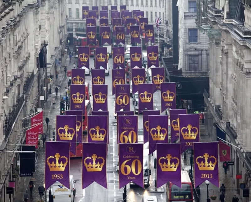 El próximo 2 de junio se cumplirán 60 años de la coronación de la Reina de Inglaterra y en Londres ya se empiezan a ver inicios de los festejos.