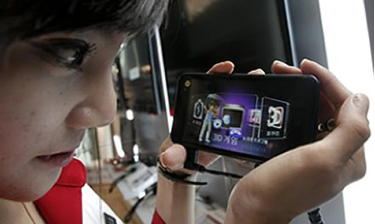 El teléfono LG Optimus trae instaladas tres versiones de juegos de Gameloft y permite grabar en 3D. (Foto: AP)